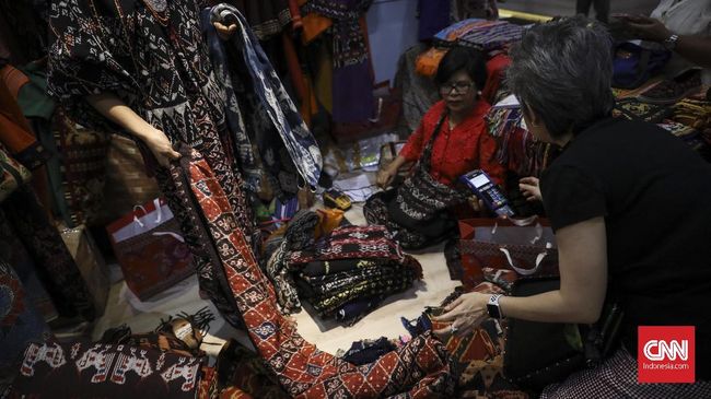 Ancaman bagi Perempuan Adat di Balik Indah Kain Tenun