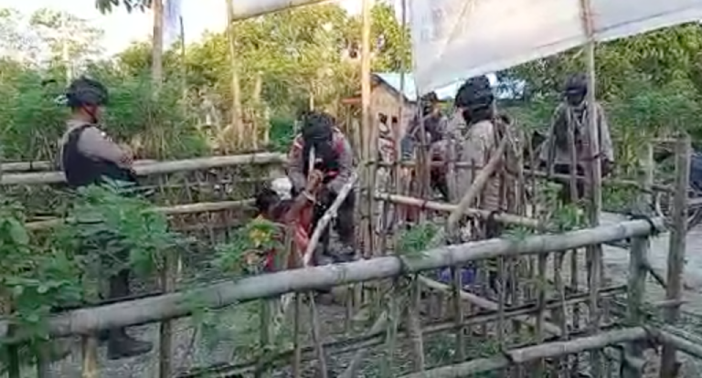 Aksi Emak-emak Hadang Aparat Bikin Kaget Pasukan Brimob Bersenjata Lengkap