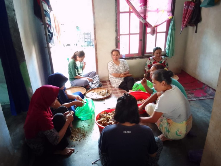 Perempuan Adat Montong Baan Lestarikan Jamu