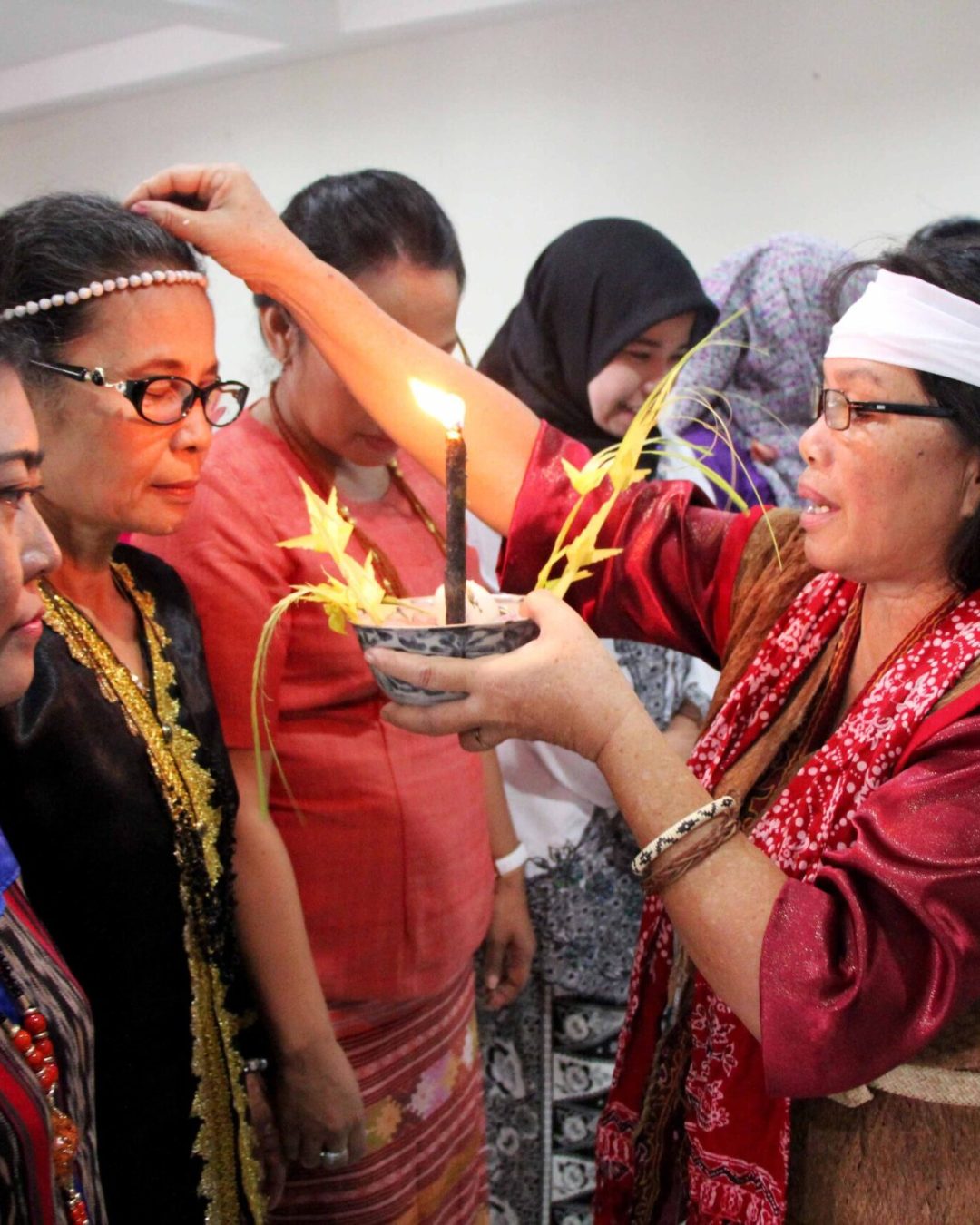 Bogor 27/9/2015 – Mardiana Dereen membuka acara Temu Nasional II Perempuan AMAN yang berlangsung di Bumi Gumati, Bogor 27-29/9/2015 dengan ritual Paramisi Dayak Maanyan, Barito Timur, mohon ijin restu leluhur, dengan simbolsinubuhnya beras (beras ditaruh di atas kepala).Ranu tatungkal membersihkan segala sesuatu yang tidak baik dengan percikan air. Devi Anggraini Ketua OC Temu Nasional II PA kemudian menyampaikan laporan kesiapan penyelenggaraan dan mengharapkan lewat penyelenggaraan ini perempuan adat bisa mandiri.