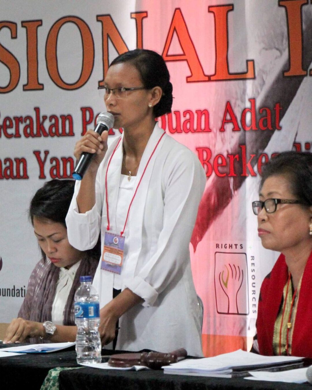 Sarasehan Perempuan Adat dan Pengelolaan Sumber Daya Alam #TemuNasIIPABogor 28/ 9/ 2015 – “Jika lingkungan kekurangan air bersih itu akan berdampak pada perempuan dan anak,” kata Ibu Gunarti memulai paparannya pada seminar “Perempuan Adat dan Pengelolan