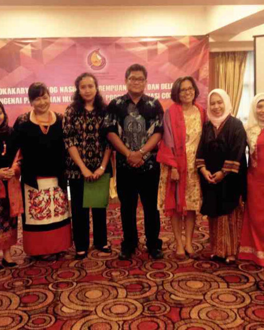 Bogor 27/9/2015 – Mardiana Dereen membuka acara Temu Nasional II Perempuan AMAN yang berlangsung di Bumi Gumati, Bogor 27-29/9/2015 dengan ritual Paramisi Dayak Maanyan, Barito Timur, mohon ijin restu leluhur, dengan simbolsinubuhnya beras (beras ditaruh di atas kepala).Ranu tatungkal membersihkan segala sesuatu yang tidak baik dengan percikan air. Devi Anggraini Ketua OC Temu Nasional II PA kemudian menyampaikan laporan kesiapan penyelenggaraan dan mengharapkan lewat penyelenggaraan ini perempuan adat bisa mandiri.
