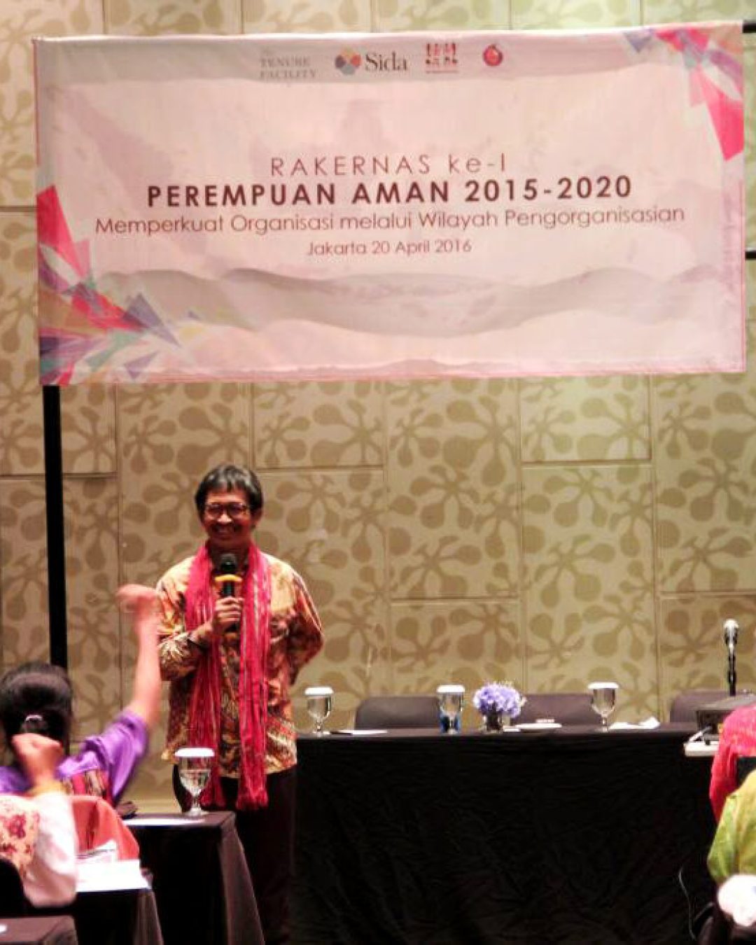 Jakarta, 20 April 2016 – Persekutuan Perempuan Adat Nusantara AMAN (PEREMPUAN AMAN) menggelar Rapat Kerja Nasional (Rakernas) ke-1 untuk kepengurusan 2015-2020 dengan tema “Memperkuat Organisasi melalui Wilayah Pengorganisasian” di The Akmani Hotel, Jakarta hari ini.