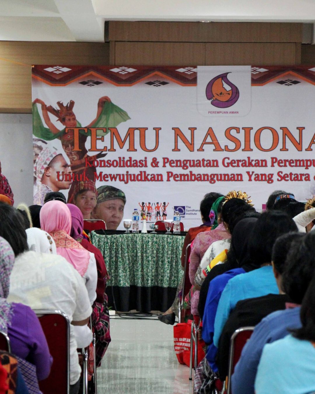 2. Sekretaris Jenderal AMAN, Abdon Nababan, memberikan sambutan di TemuNas II_Nura 2015