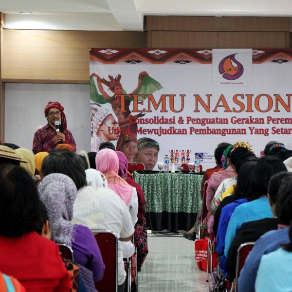 Sambutan SEK JEND AMAN Abdon Nababan Selamat Pagi. Apa kabar Perempuan Adat? SEMANGAT!!
Masyarakat Adat Bangkit Bersatu. Berdaulat. Bangkit Bersatu. Mandiri. Bangkit Bersatu. Bermartabat!!